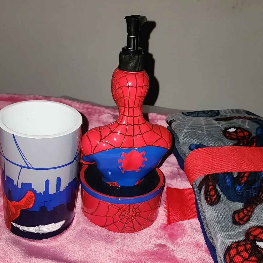✨️NWT SPIDERMAN 4PC BATHROOM SET / 2 TOWELS/ CUP/ SOAP HOLDER